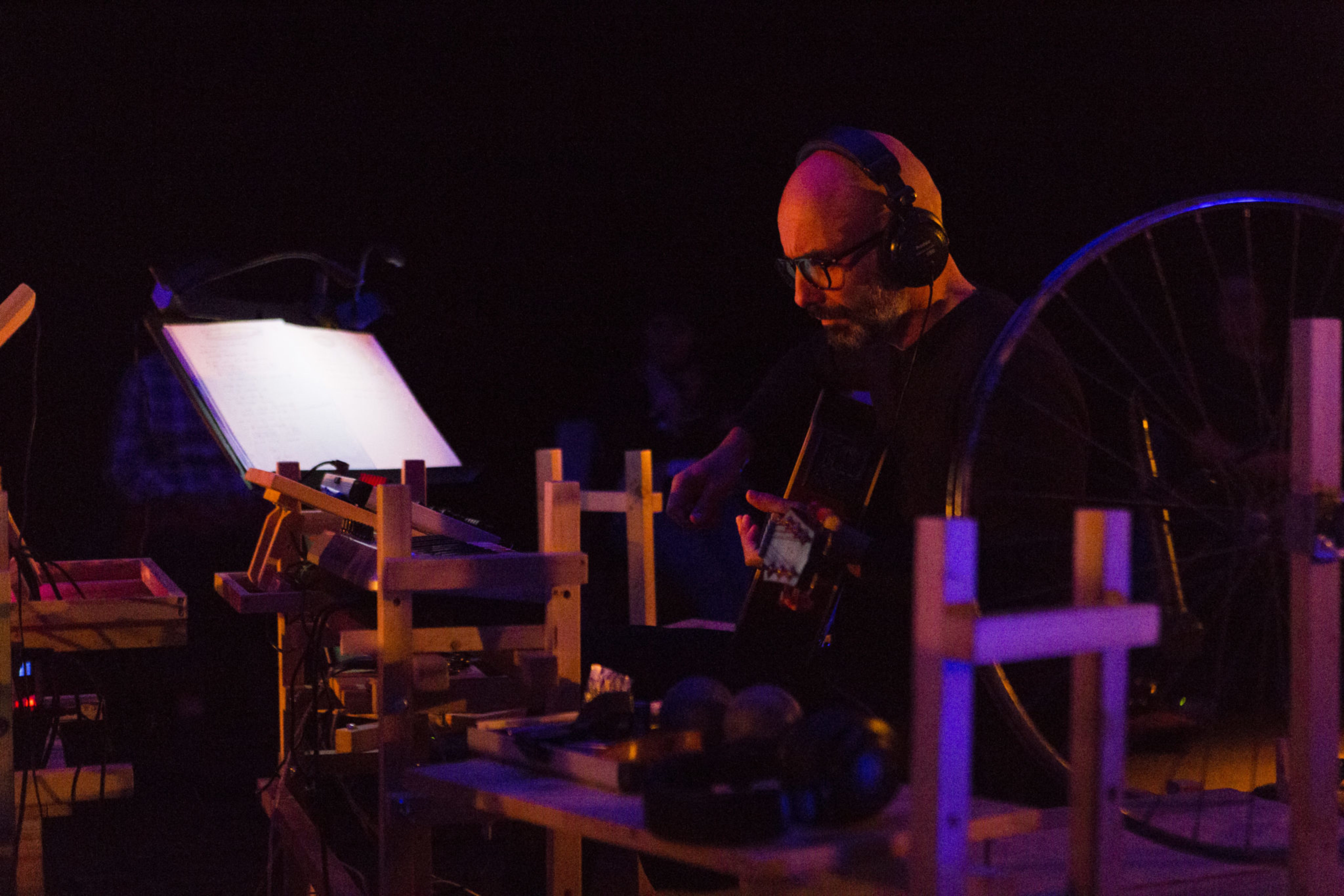 Avec NOS MONDES, nous vous convions à un temps entièrement dédié à l&rsquo;écoute pour un grand voyage onirique et sensible. Les spectateurs s&rsquo;installent autour des musiciens, dans un espace scénographique propice à la détente pour une heure de cinéma pour l&rsquo;oreille&#8230; En duo, Pierre Badaroux et Philippe Gordiani nous emmènent dans une traversée de mondes sonores inouïs, croisant musique [&hellip;]