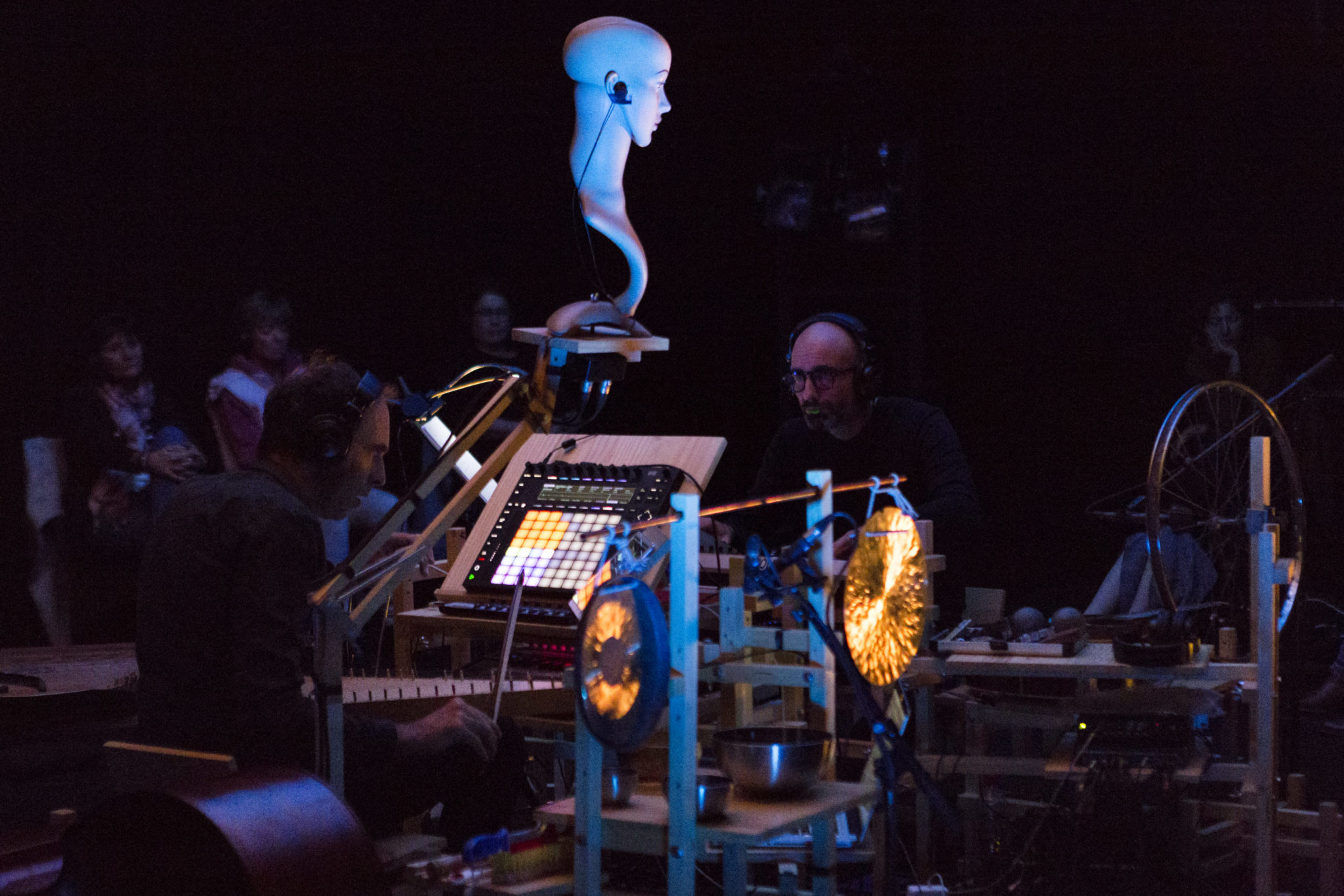 Avec NOS MONDES, nous vous convions à un temps entièrement dédié à l&rsquo;écoute pour un grand voyage onirique et sensible. Les spectateurs s&rsquo;installent autour des musiciens, dans un espace scénographique propice à la détente pour une heure de cinéma pour l&rsquo;oreille&#8230; En duo, Pierre Badaroux et Philippe Gordiani nous emmènent dans une traversée de mondes sonores inouïs, croisant musique [&hellip;]